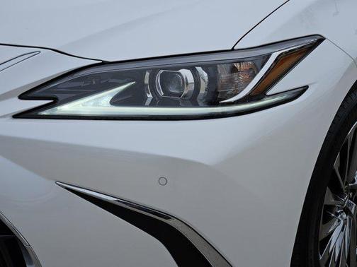 2025 Lexus ES 300h Luxury