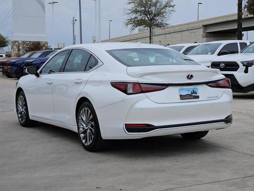 2025 Lexus ES 300h Luxury