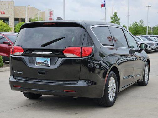 2022 Chrysler Voyager LX