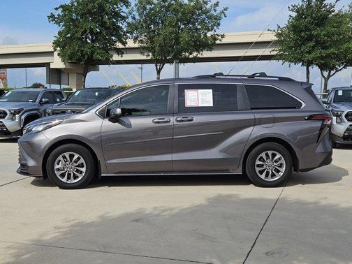 2023 Toyota Sienna LE
