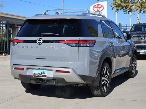 2025 Nissan Pathfinder Platinum FWD