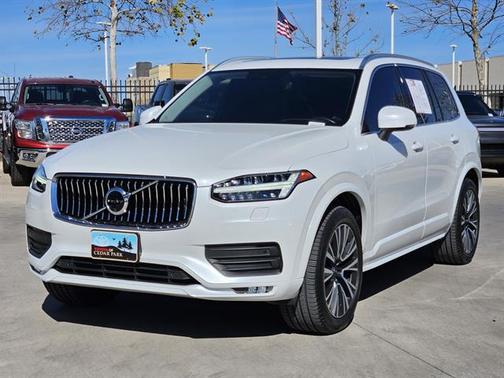 2020 Volvo XC90 T6 Momentum