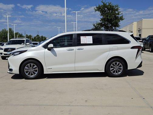 2021 Toyota Sienna XLE 8 Passenger