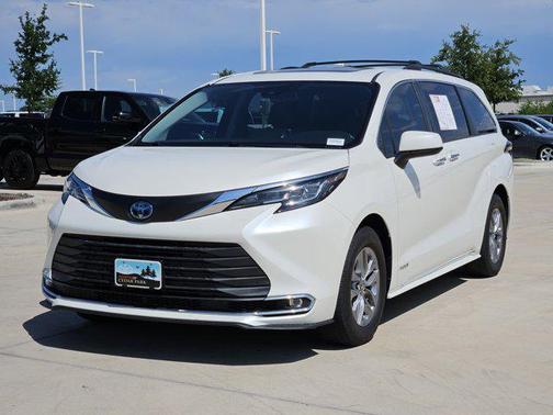 2021 Toyota Sienna XLE 8 Passenger