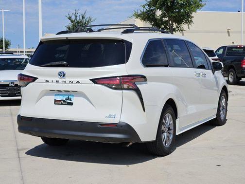2021 Toyota Sienna XLE 8 Passenger