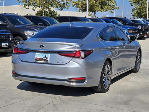 2025 Lexus ES 300h Ultra Luxury