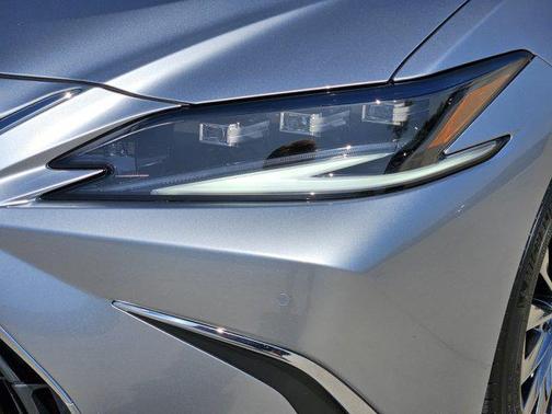 2025 Lexus ES 300h Ultra Luxury
