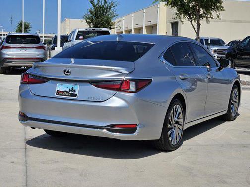 2025 Lexus ES 300h Ultra Luxury