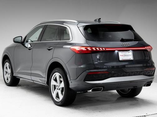 Tambora Gray Metallic 2025 Audi Q5 Premium Plus TFSI quattro S tronic
