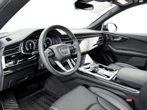 Daytona Gray Pearl Effect 2025 Audi Q8 55 Prestige