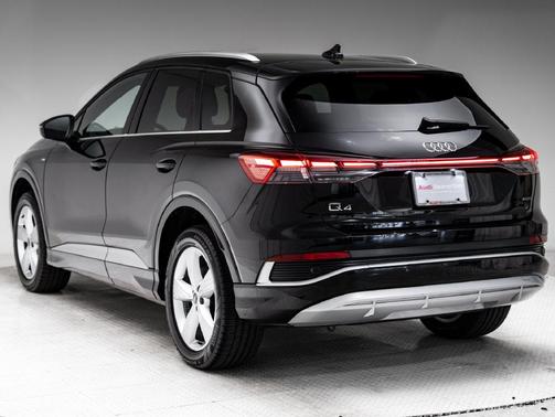 Mythos Black Metallic 2024 Audi Q4 e-tron Premium 50 quattro