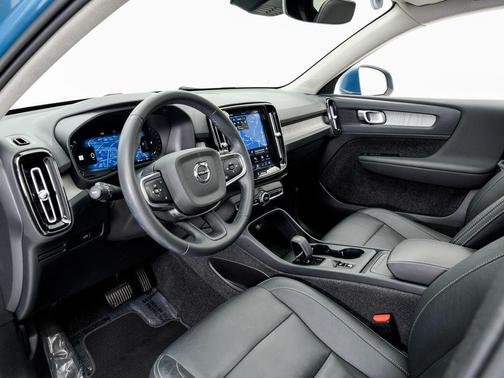 2024 Volvo XC40 B5 Core Bright Theme