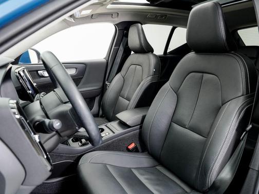 2024 Volvo XC40 B5 Core Bright Theme