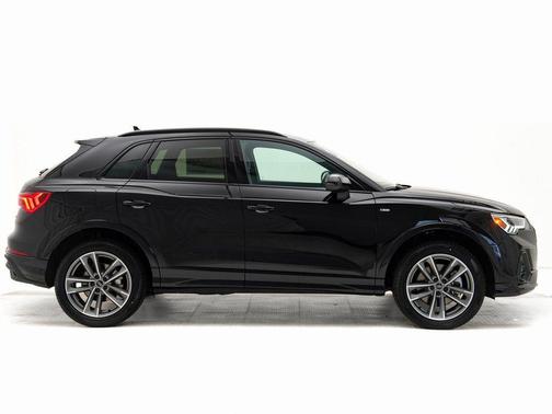 Mythos Black Metallic 2025 Audi Q3 Premium 45 TFSI S line quattro Tiptronic