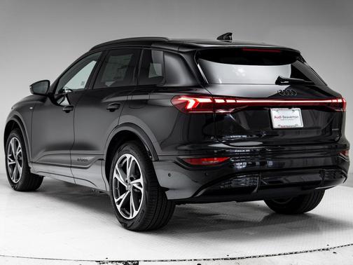 Mythos Black Metallic 2027 Audi Q6 e-tron Premium Plus