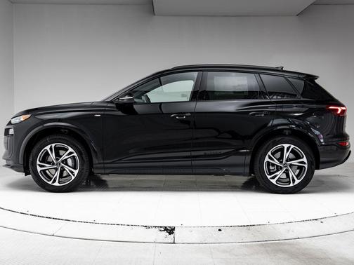 Mythos Black Metallic 2027 Audi Q6 e-tron Premium Plus