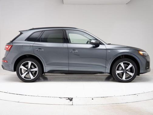 Daytona Gray Pearl Effect 2023 Audi Q5 45 S line Prestige