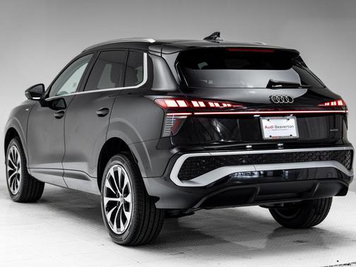 Mythos Black Metallic 2026 Audi Q3 TFSI quattro S tronic