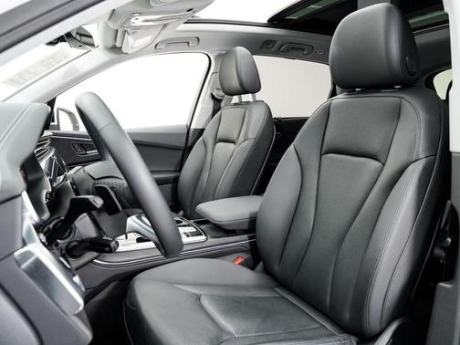 Glacier White 2023 Audi Q7 55 Prestige