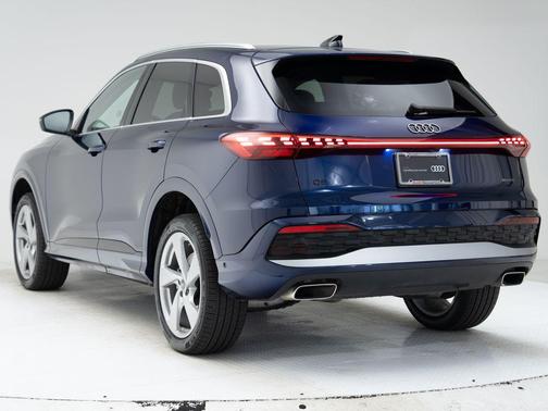 Navarra Blue Metallic 2025 Audi Q5 Premium Plus TFSI quattro S tronic