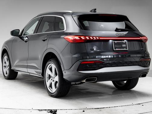 Tambora Gray Metallic 2025 Audi Q5 Premium Plus TFSI quattro S tronic