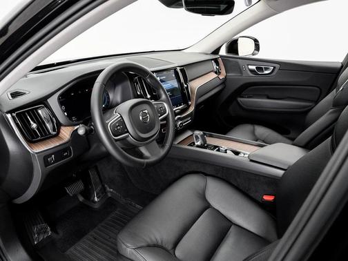 2022 Volvo XC60 B5 Momentum