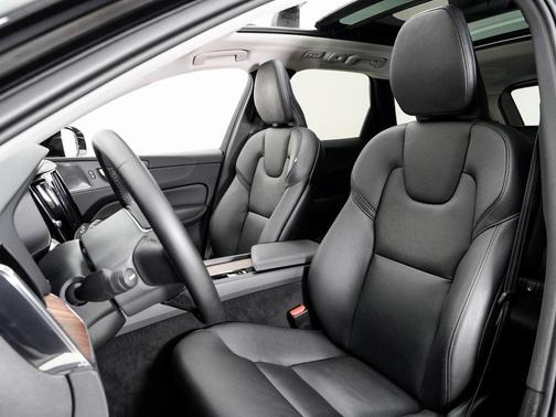 2022 Volvo XC60 B5 Momentum