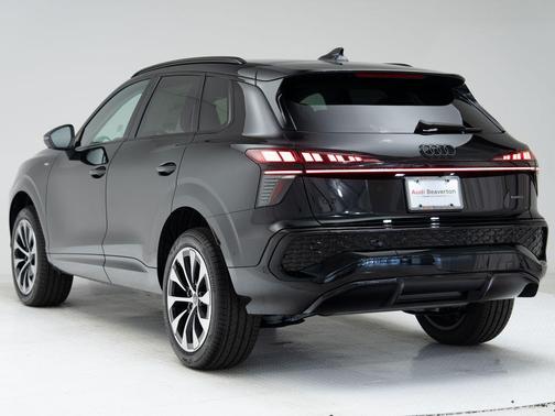 Mythos Black Metallic 2026 Audi Q3 TFSI quattro S tronic