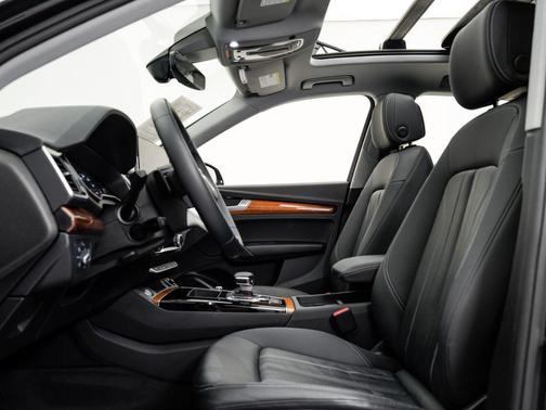 Mythos Black Metallic 2023 Audi Q5 45 S line Premium