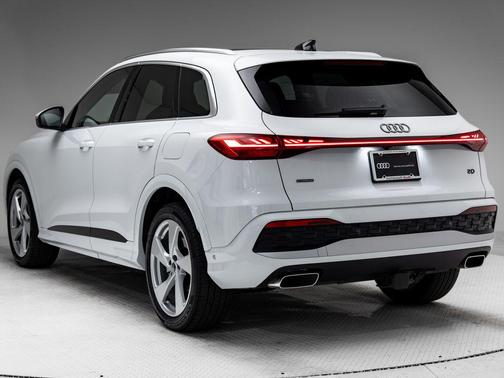 Glacier White Metallic 2025 Audi Q5 Prestige TFSI quattro S tronic