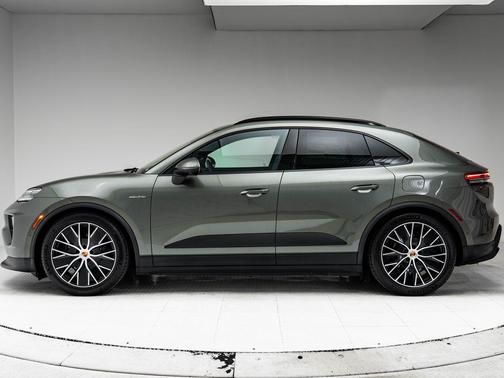 Aventurine Green Metallic 2026 Porsche Macan Macan Electric 4