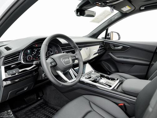 2025 Audi Q7 45 Premium Plus