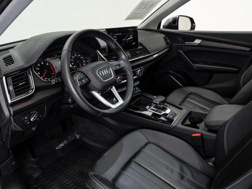 Daytona Gray Pearl Effect 2023 Audi Q5 45 S line Premium