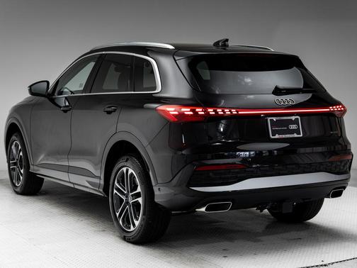 Mythos Black Metallic 2025 Audi Q5 Premium TFSI quattro S tronic