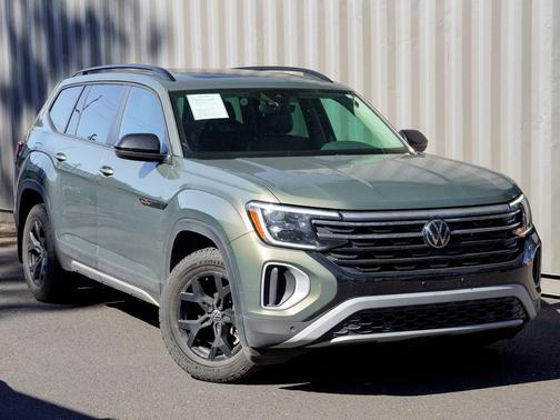 Green Pearl 2024 Volkswagen Atlas 2.0T SE w/Technology 4MOTION