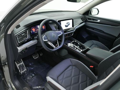 Green Pearl 2024 Volkswagen Atlas 2.0T SE w/Technology 4MOTION