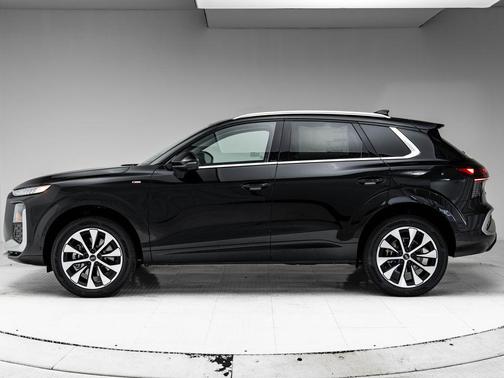 Mythos Black Metallic 2026 Audi Q3 TFSI quattro S tronic