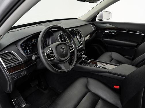 Bright Silver Metallic 2019 Volvo XC90 T6 Momentum