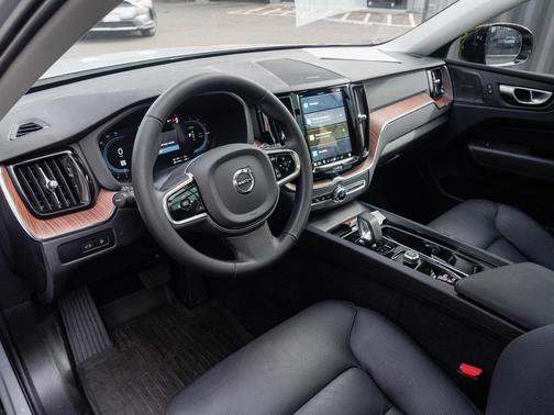 2024 Volvo XC60 Recharge Plug-In Hybrid T8 Plus Dark Theme
