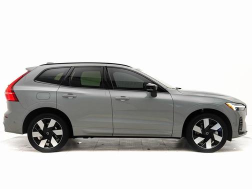 2024 Volvo XC60 Recharge Plug-In Hybrid T8 Plus Dark Theme