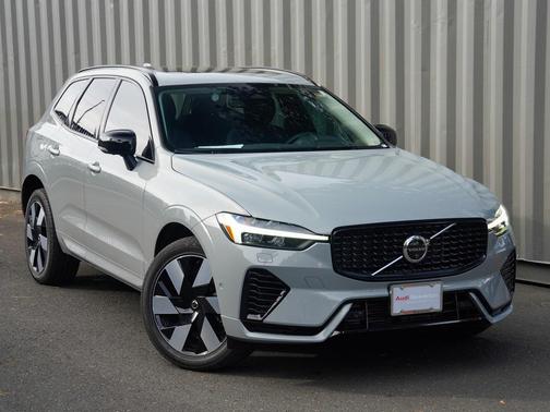 2024 Volvo XC60 Recharge Plug-In Hybrid T8 Plus Dark Theme