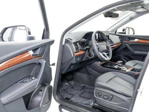 Ibis White 2023 Audi Q5 45 S line Premium Plus