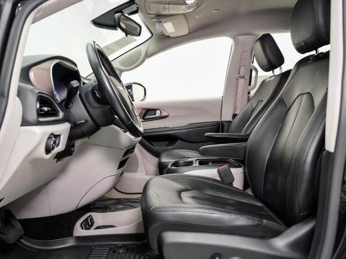 Brilliant Black Crystal Pearlcoat 2018 Chrysler Pacifica Touring-L