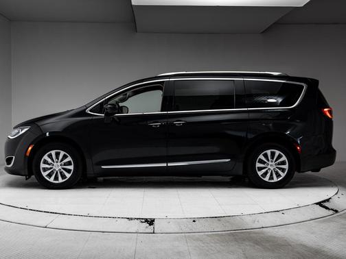 Brilliant Black Crystal Pearlcoat 2018 Chrysler Pacifica Touring-L