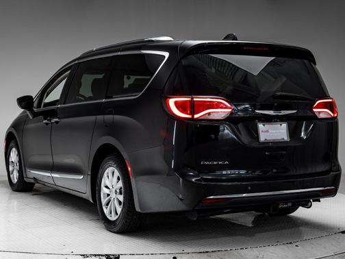 Brilliant Black Crystal Pearlcoat 2018 Chrysler Pacifica Touring-L