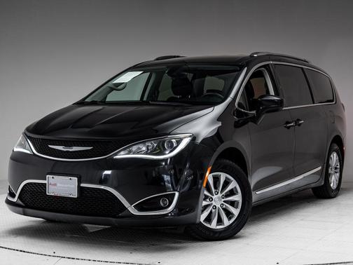 Brilliant Black Crystal Pearlcoat 2018 Chrysler Pacifica Touring-L