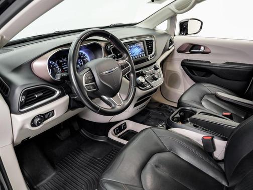 Brilliant Black Crystal Pearlcoat 2018 Chrysler Pacifica Touring-L