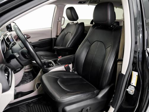 Brilliant Black Crystal Pearlcoat 2018 Chrysler Pacifica Touring-L