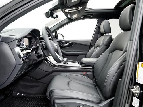 Mythos Black Metallic 2025 Audi Q7 55 Prestige