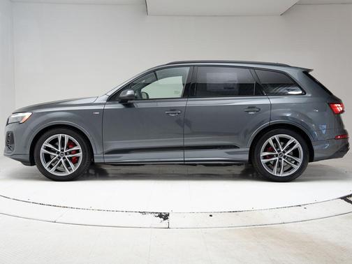 Daytona Gray Pearl Effect 2026 Audi Q7 55 Prestige